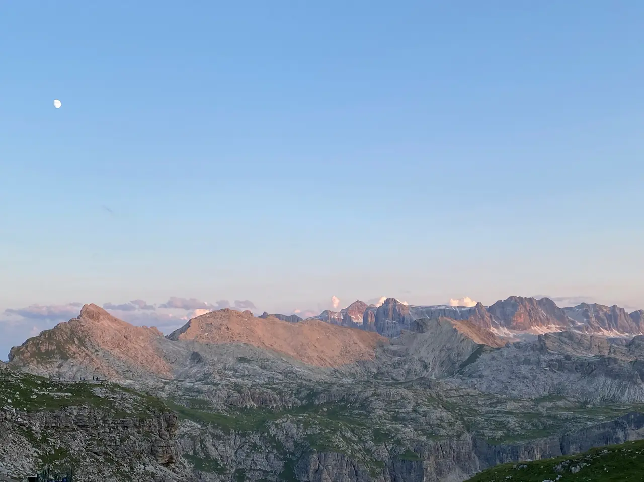 Alpenglühen über den Gipfeln