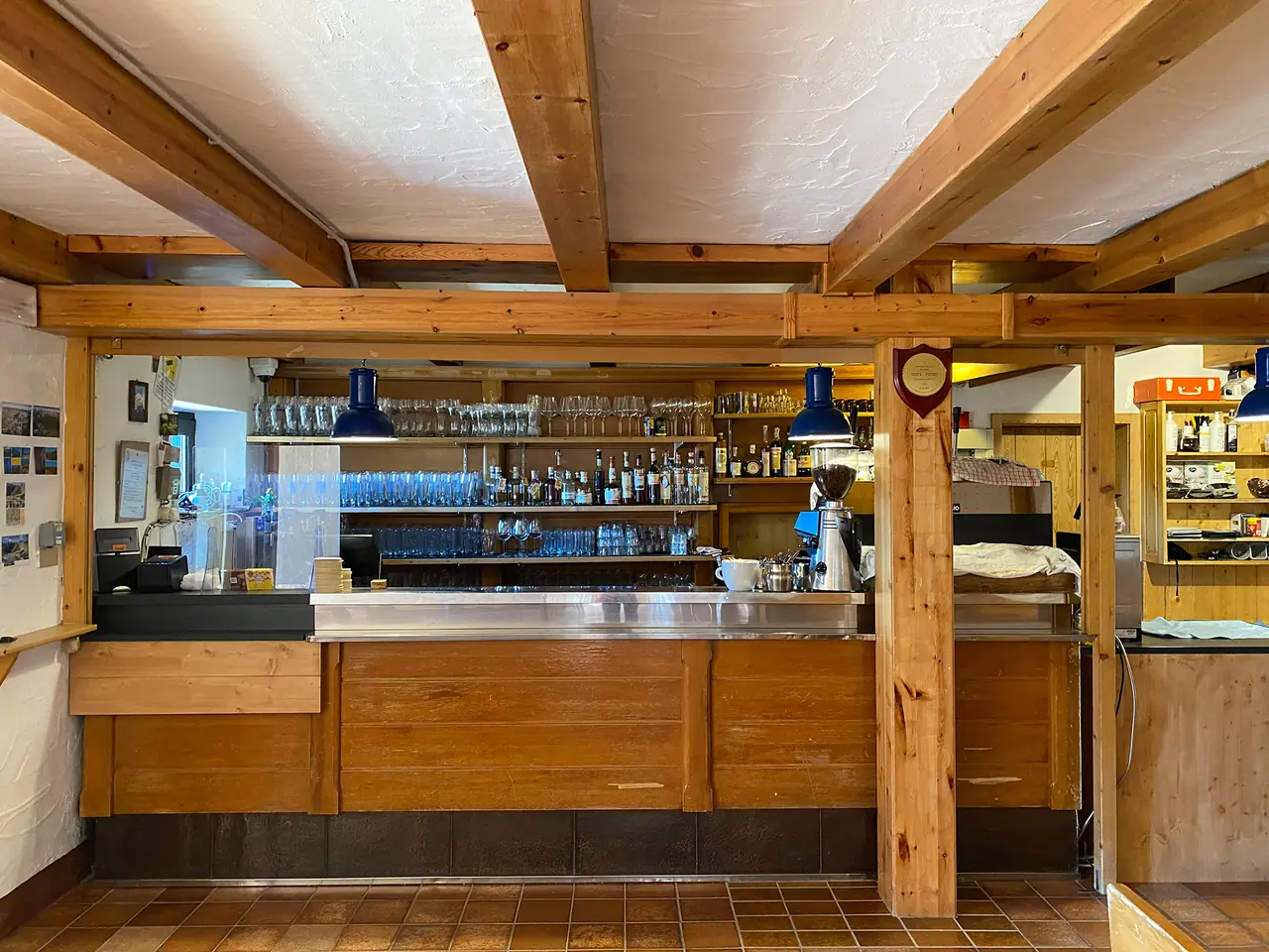 Die Bar der Puezhütte