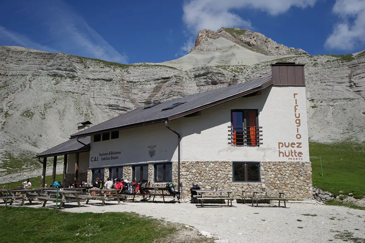 Die Puezhütte mit Terrasse und Gästen