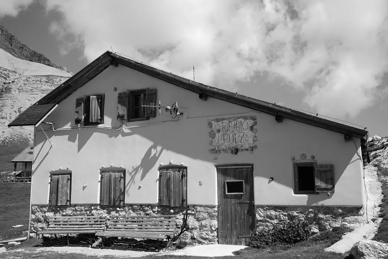Die alte Hütte in Schwarzweiß