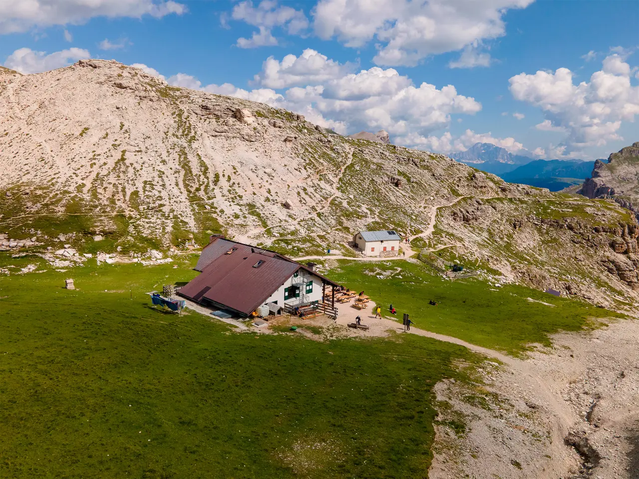 Die Hütte auf dem Hochplateau, aus der Luft