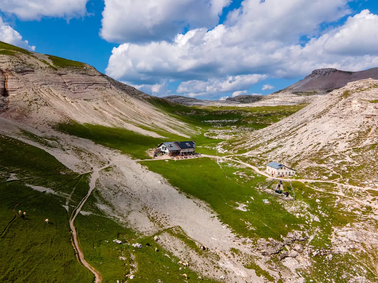 Weg zur Puezhütte durch das grüne Hochtal