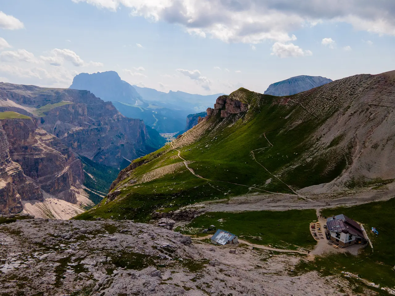 Die Hütte, Tiefblick und Dolomitengipfel