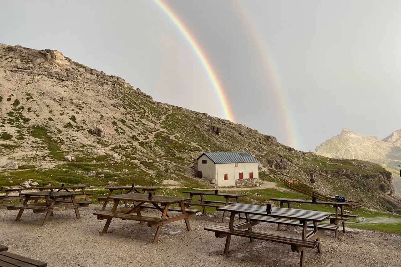 Doppelter Regenbogen über der Hütte